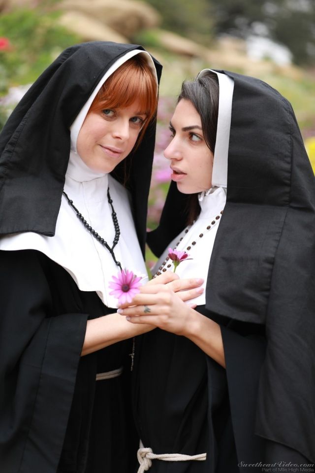 Две монашки оказались настоящими лесбиянками - порно фото № 5