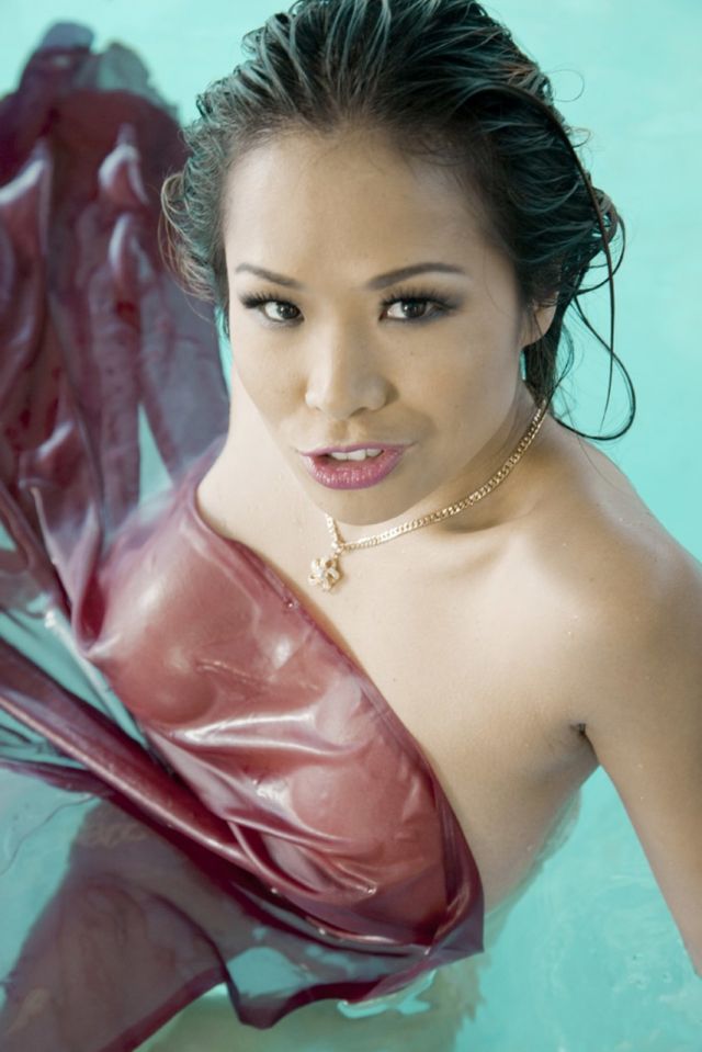 Kim Tao купается в бассейне с берюзовой водой - порно фото № 6