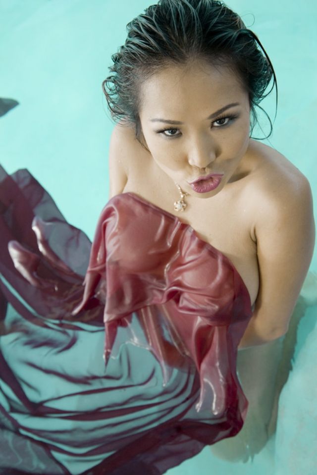 Kim Tao купается в бассейне с берюзовой водой - порно фото № 7