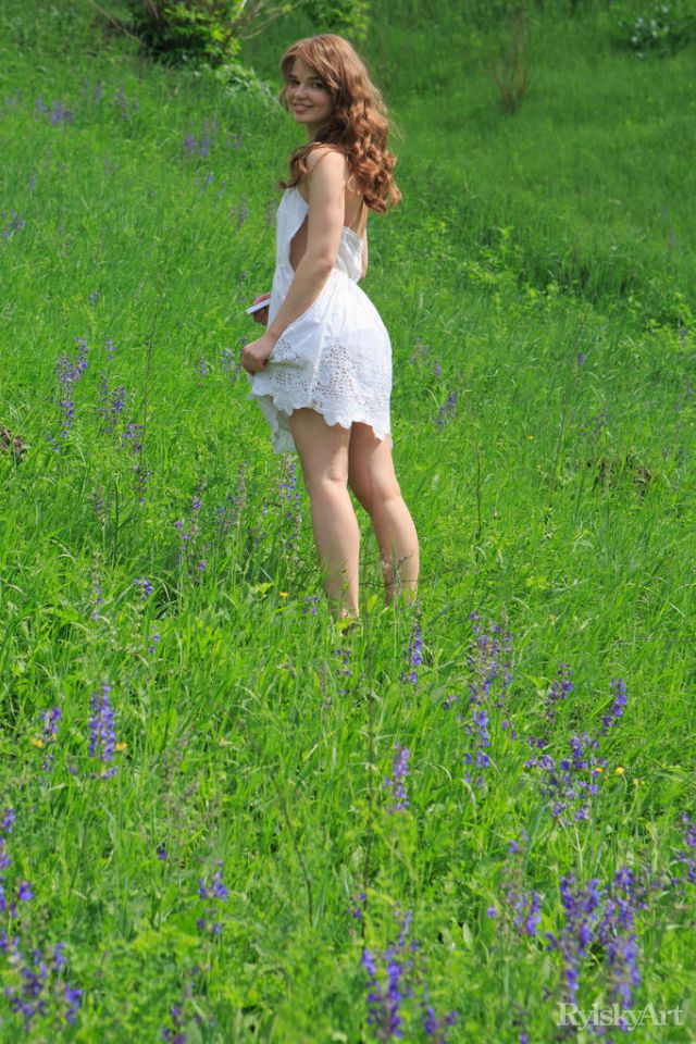 Красивая девушка в цветочном поле - порно фото № 01