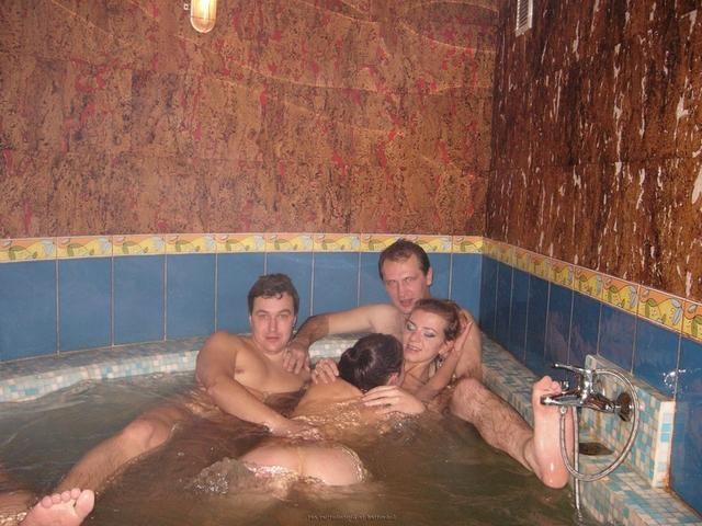 Пьяная групповуха в джакузи - порно фото № 25