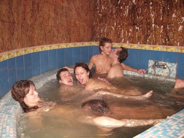Пьяная групповуха в джакузи - порно фото № 30